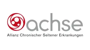 Logo der Allianz Chronischer Seltener Erkrankungen (ACHSE). Links befindet sich ein rotes Kreis-Symbol mit mehreren weißen Punkten, das stilisiert seltene Erkrankungen darstellt. Rechts daneben steht der Schriftzug 'achse' in grauer, kleiner Schrift. Unter dem Schriftzug steht 'Allianz Chronischer Seltener Erkrankungen' in schwarzer Schrift.