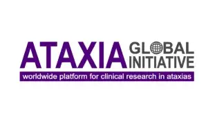 Logo der ATAXIA Global Initiative. Links steht das Wort 'ATAXIA' in großer, lila Schrift. Rechts daneben stehen die Wörter 'GLOBAL INITIATIVE' in grauer Schrift, wobei das 'O' durch eine Weltkugel ersetzt ist. Darunter befindet sich ein lila Banner mit der Aufschrift 'worldwide platform for clinical research in ataxias' in weißer Schrift.