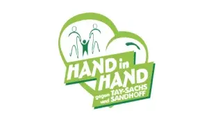 Logo der Initiative 'Hand in Hand gegen Tay-Sachs und Sandhoff'. Das Logo zeigt zwei stilisierte Figuren, die eine kleinere Figur in der Mitte halten, eingebettet in ein grünes Herz. Darunter befindet sich ein grünes Banner mit dem Schriftzug 'Hand in Hand' und dem Zusatz 'gegen Tay-Sachs und Sandhoff' in weißer Schrift.