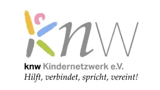 Logo des Kindernetwerk e.V. (knw). Links sind die stilisierten Buchstaben 'kn' in bunten Farben dargestellt: das 'k' besteht aus einem gelben, grünen und blauen Strich, und das 'n' aus einem pinkfarbenen Element. Rechts daneben steht das 'w' in grauer Schrift. Darunter befindet sich der Schriftzug 'knw Kindernetzwerk e.V.' in schwarzer und grauer Schrift. Unter dem Logo steht der Slogan 'Hilft, kombiniert, spricht, vernetzt.' in grauer kursiver Schrift.