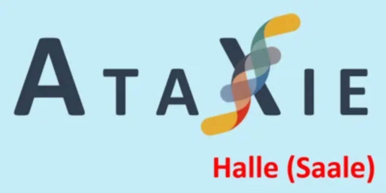 Logo von Ataxie Halle (Saale). Das Wort 'Ataxie' ist in dunkler Schrift dargestellt, wobei das 'X' durch ein stilisiertes DNA-Symbol in bunten Farben ersetzt ist. Darunter steht 'Halle (Saale)' in roter Schrift auf hellblauem Hintergrund.