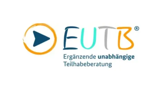 Logo der Ergänzenden Unabhängigen Teilhabeberatung (EUTB). Links befindet sich ein Kreis, der mit einem orangefarbenen Pinselstrich gezeichnet ist. Im Inneren des Kreises ist ein dunkelblaues Dreieck, das an eine „Play“-Schaltfläche erinnert. Rechts daneben steht in bunten Buchstaben „EUTB“, wobei die Buchstaben in den Farben Dunkelblau, Türkis, Grau und Orange gestaltet sind. Unterhalb des Logos steht in dunkelblauer Schrift „Ergänzende unabhängige Teilhabeberatung“, wobei „unabhängige“ fett hervorgehoben ist.