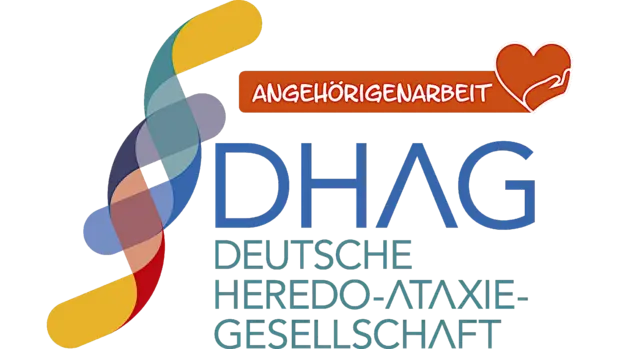 Logo der Deutschen Heredo-Ataxie-Gesellschaft (DHAG) für die Angehörigenarbeit. Das Logo zeigt ein farbiges, stilisiertes DNA-Band, das in mehreren Schattierungen von Gelb, Blau, Grün, Rot und Grau gestaltet ist. Rechts daneben steht in blauer Schrift „DHAG“ und darunter in türkiser Schrift „Deutsche Heredo-Ataxie-Gesellschaft“. Darüber befindet sich ein rotes Banner mit der Aufschrift „Angehörigenarbeit“, begleitet von einem Herzsymbol mit einer stilisierten Hand.