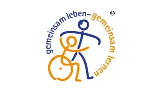 Logo mit dem Schriftzug 'gemeinsam leben – gemeinsam lernen' in einem Halbkreis um zwei stilisierte Figuren. Eine blaue Figur symbolisiert eine stehende Person, die orangefarbene Figur eine Person im Rollstuhl. Die Figuren halten sich an den Händen.